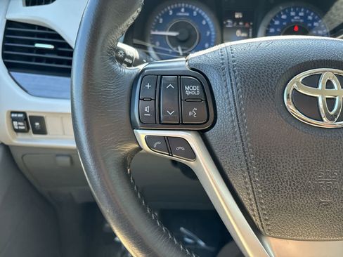 Used 2020 Toyota Sienna XLE image 12