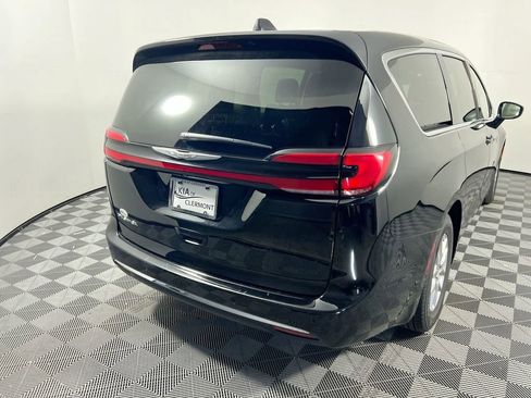 Used 2024 Chrysler Pacifica Touring-L FWD image 3