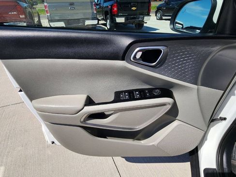Used 2023 Kia Soul LX w/ LX Technology Package FWD image 11