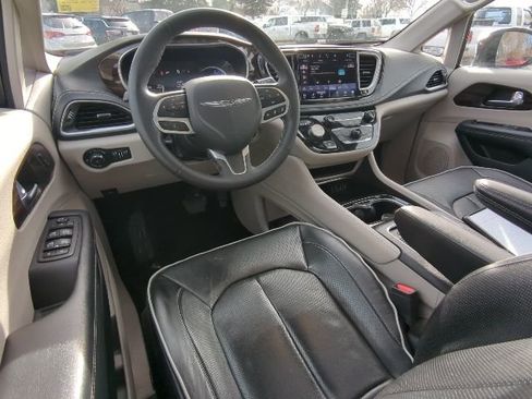 Used 2023 Chrysler Pacifica Limited image 5