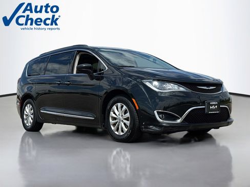 Used 2017 Chrysler Pacifica Touring-L FWD image 1