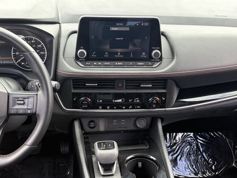 Used 2025 Nissan Rogue SV AWD/4WD image 17