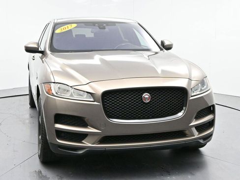 Used 2017 Jaguar F-PACE Premium image 2