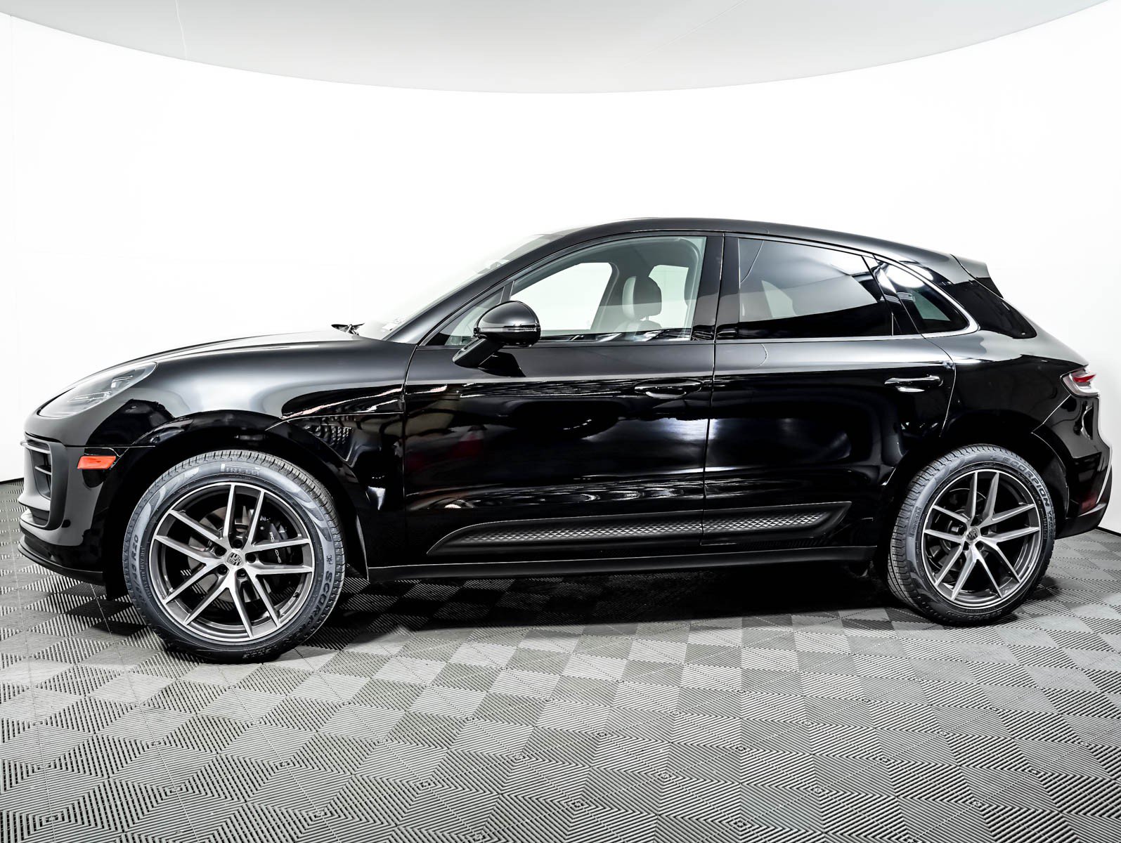 Certified 2024 Porsche Macan AWD/4WD image 2