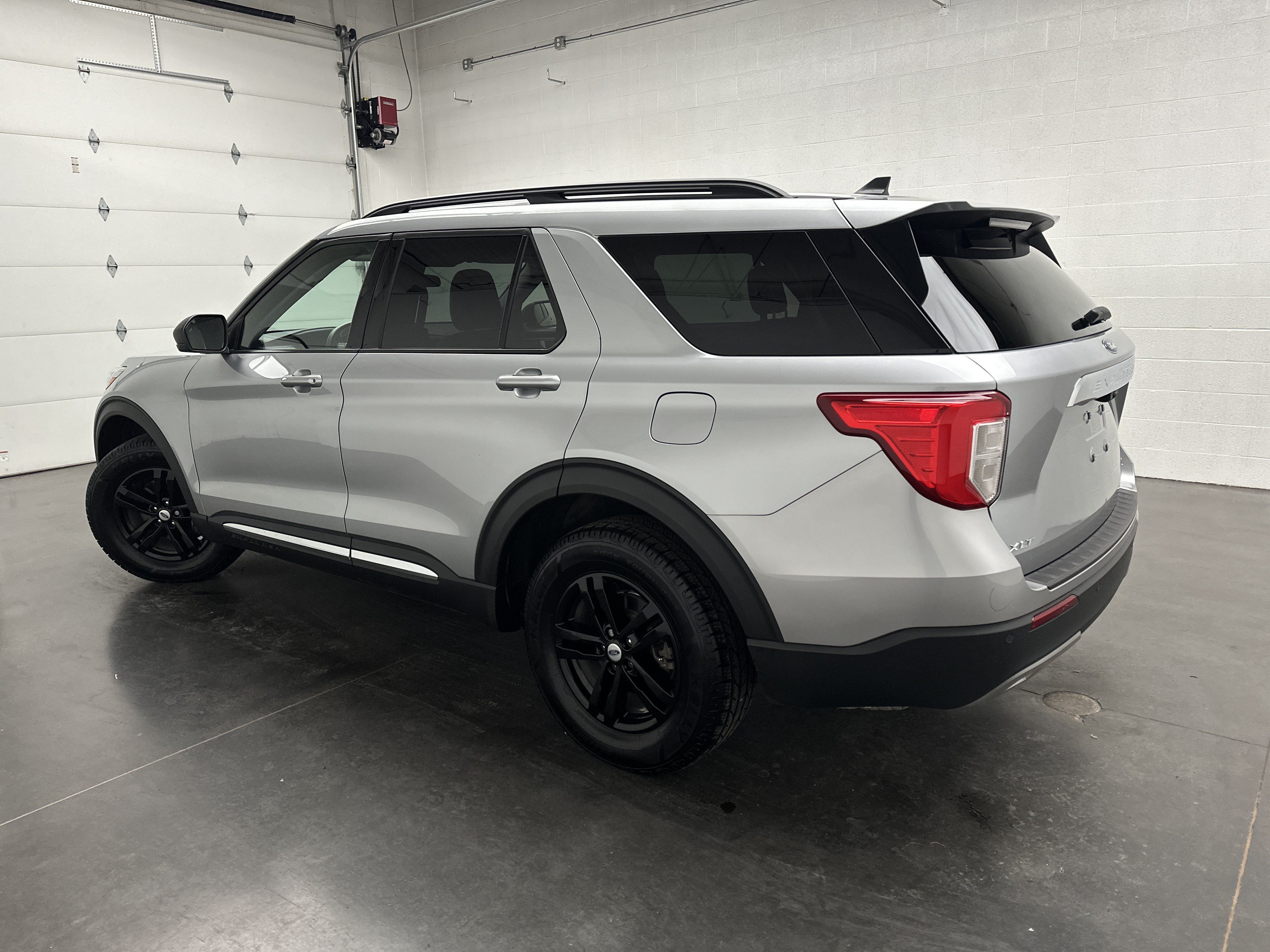 Used 2023 Ford Explorer XLT w/ Equipment Group 202A AWD/4WD image 7