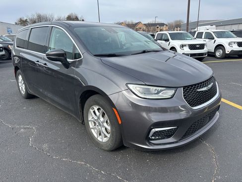 Used 2023 Chrysler Pacifica Touring-L image 3