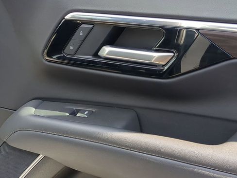 Used 2025 Chevrolet Suburban Z71 image 37