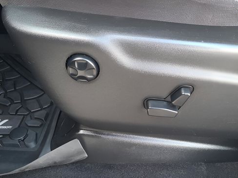 Used 2018 Jeep Grand Cherokee Laredo image 16