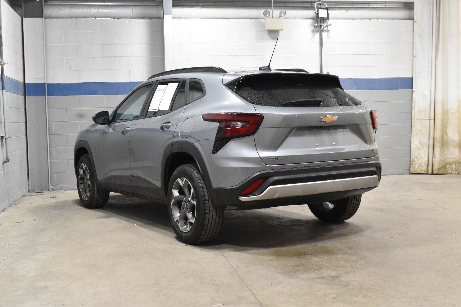 Used 2025 Chevrolet Trax LT FWD image 21