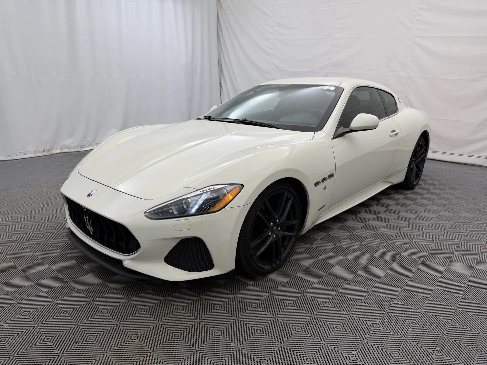 Used 2018 Maserati GranTurismo Sport RWD image 2