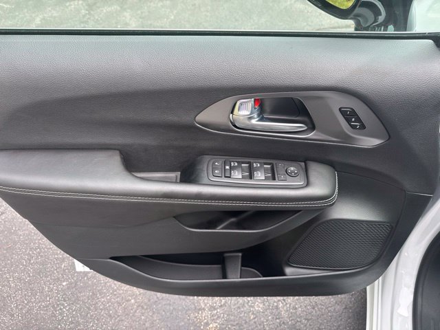 Used 2026 Chrysler Pacifica Select FWD image 9