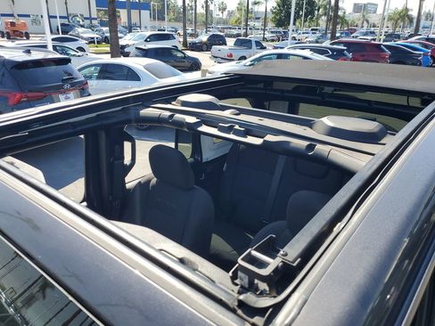 Used 2021 Jeep Wrangler Unlimited Sahara image 32