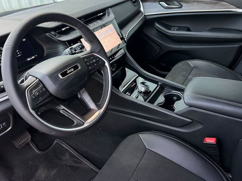New 2026 Jeep Grand Cherokee Altitude image 10