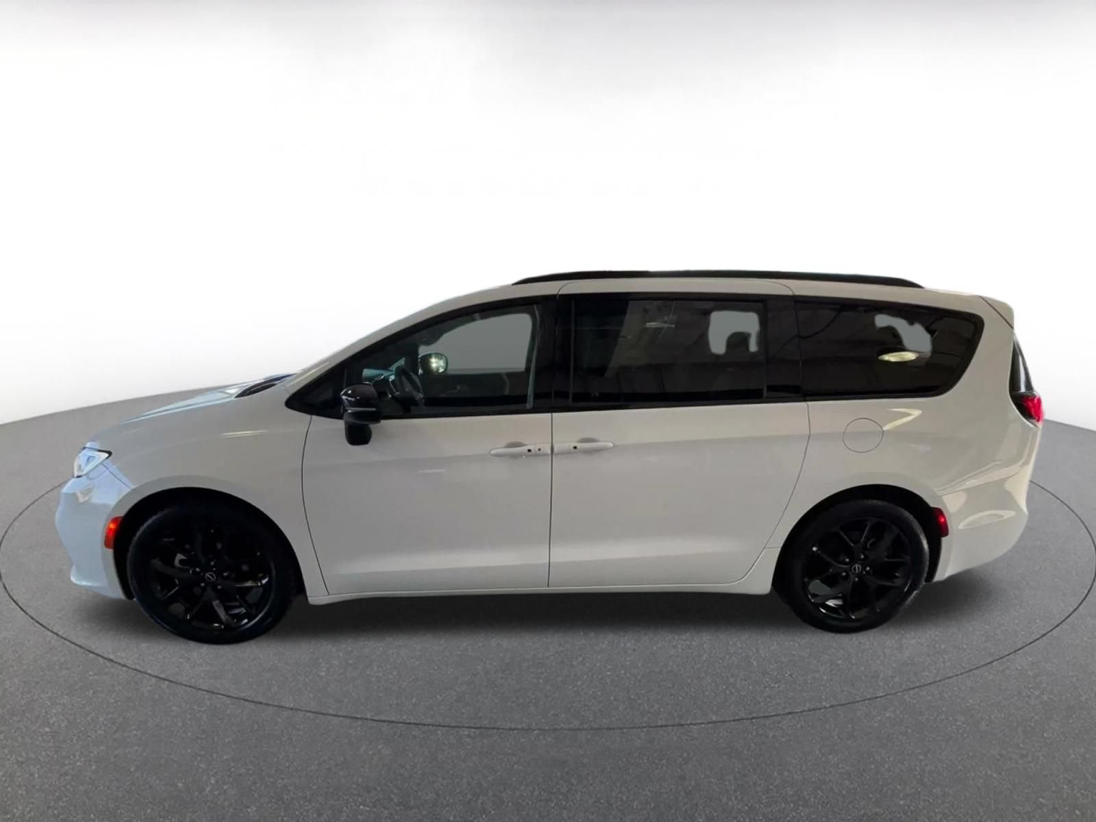 Used 2025 Chrysler Pacifica Limited FWD image 8