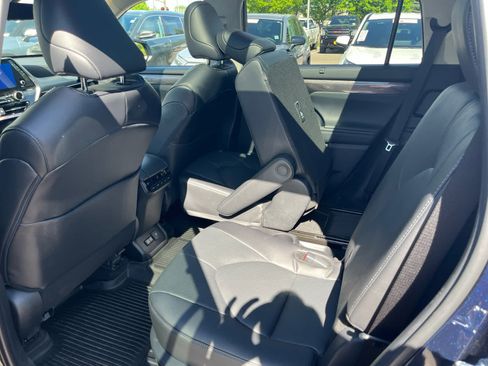Certified 2026 Toyota Highlander Platinum AWD/4WD image 9
