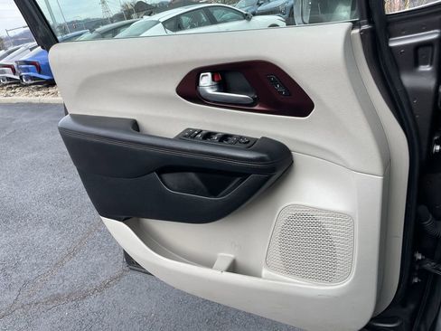 Used 2020 Chrysler Pacifica Limited image 20