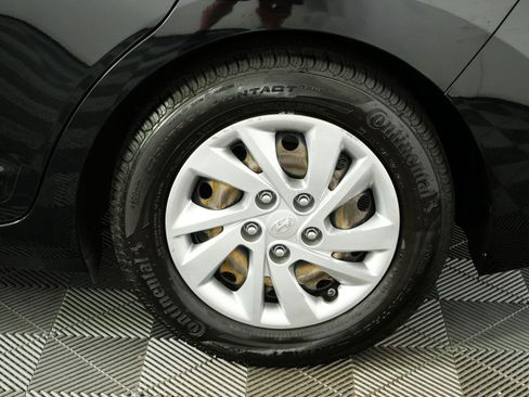 Used 2017 Hyundai Elantra SE FWD image 32