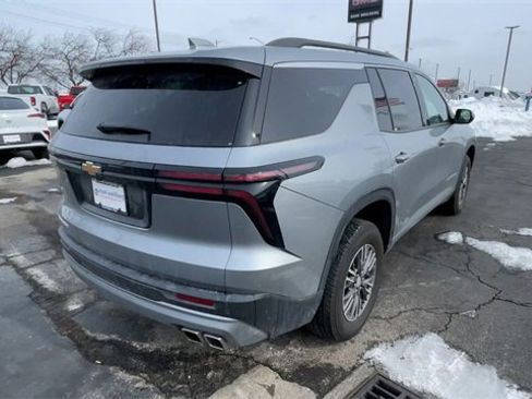 Used 2025 Chevrolet Traverse LT image 9
