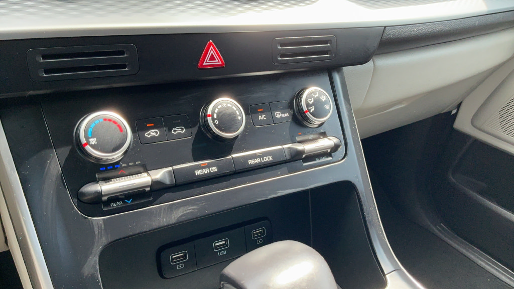 Used 2022 Kia Carnival LX FWD image 16