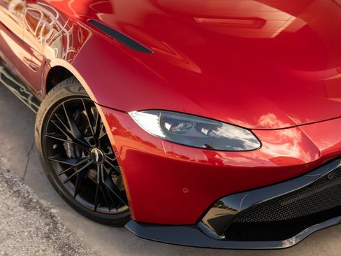 Used 2021 Aston Martin V8 Vantage Coupe RWD image 2