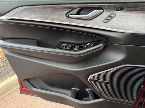 Used 2022 Jeep Grand Cherokee Overland w/ Luxury Tech Group IV image 16