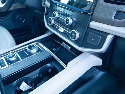 Used 2024 Ford Expedition Limited image 42