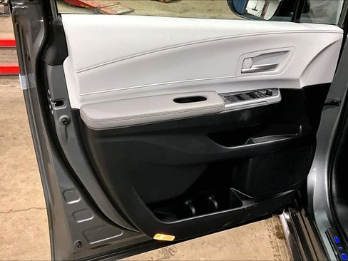 New 2026 Toyota Sienna XLE image 10