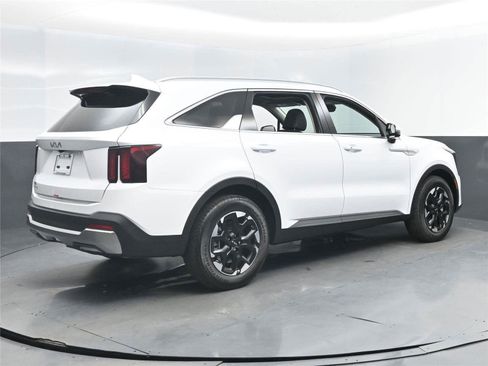 Used 2025 Kia Sorento S w/ Panoramic Sunroof Package image 4