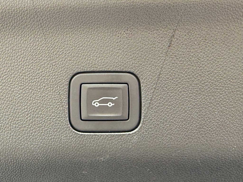 Used 2026 Chevrolet Suburban Premier AWD/4WD image 19