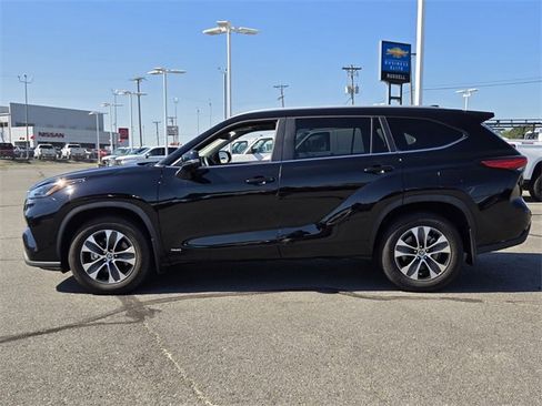 Used 2023 Toyota Highlander XLE image 6