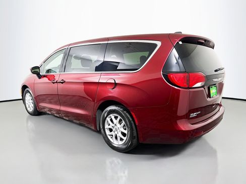 Used 2023 Chrysler Voyager LX image 7