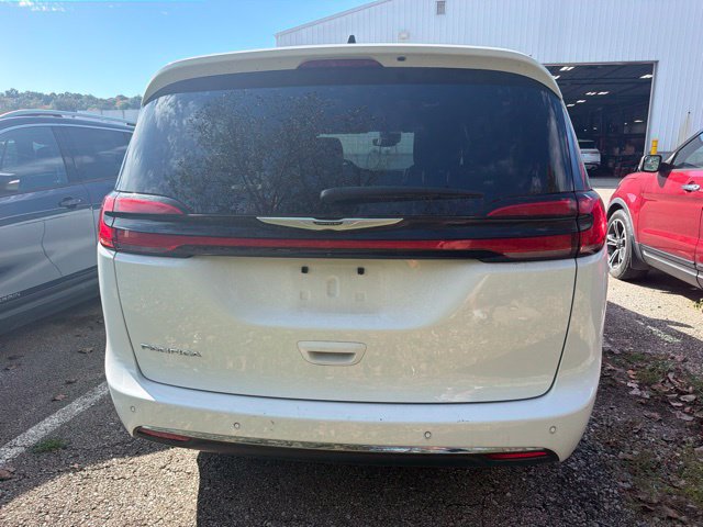 Used 2025 Chrysler Pacifica Select FWD image 6