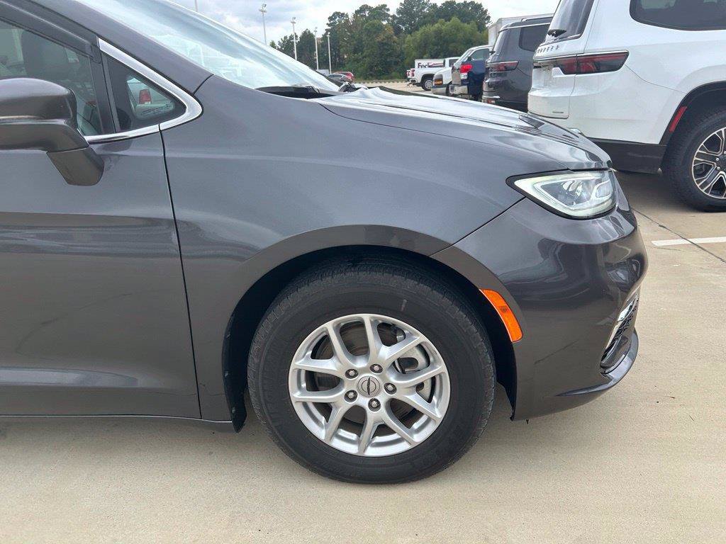 Used 2022 Chrysler Pacifica Touring-L FWD image 2