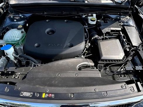 Used 2022 Volvo XC40 T5 Momentum image 7