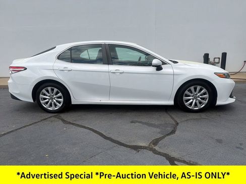 Used 2018 Toyota Camry LE image 1