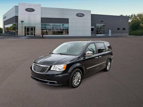Used 2016 Chrysler Town & Country Touring-L w/ Driver Convenience Group FWD image 4