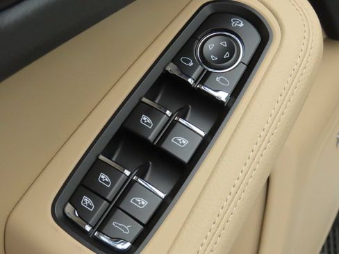 Certified 2025 Porsche Macan AWD/4WD image 26