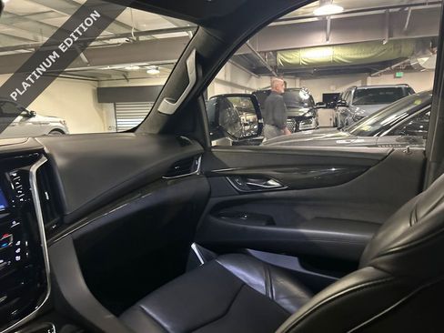 Used 2020 Cadillac Escalade Platinum image 28