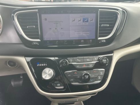 Used 2024 Chrysler Pacifica Touring-L image 7
