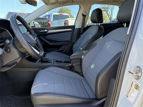 Certified 2025 Volkswagen Jetta SE image 24
