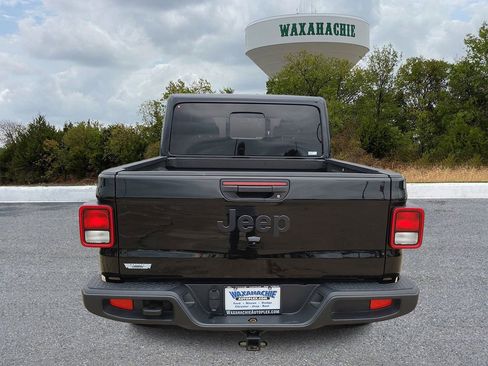 Used 2025 Jeep Gladiator Sport AWD/4WD image 4