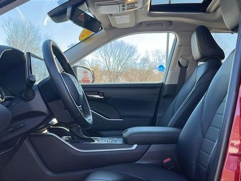 Certified 2024 Toyota Highlander XLE image 10