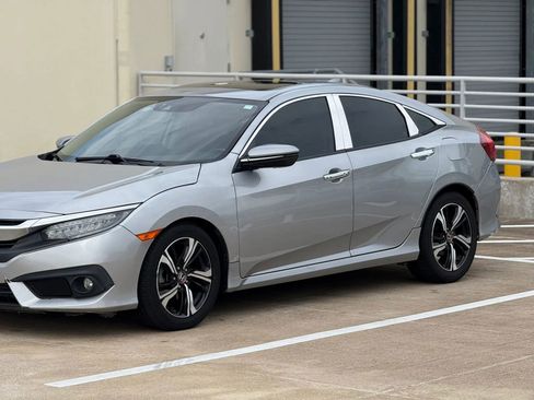 Used 2017 Honda Civic Touring image 4