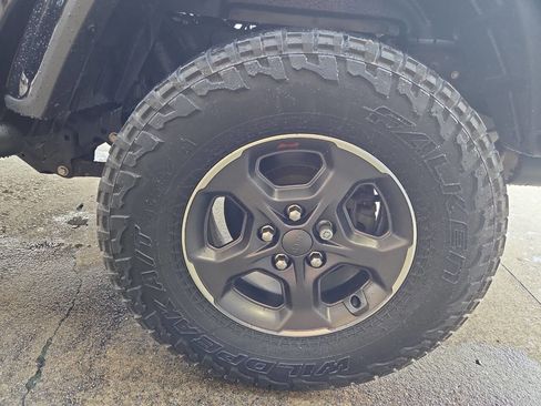 Used 2020 Jeep Gladiator Overland w/ Cold Weather Group image 11