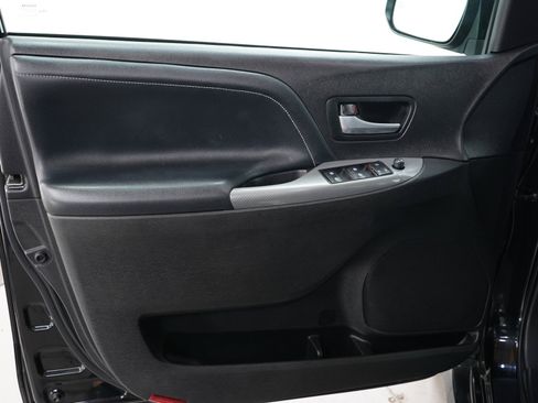 Used 2017 Toyota Sienna SE FWD image 23