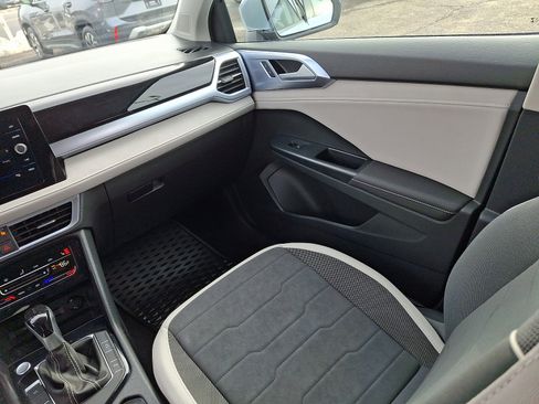 Certified 2025 Volkswagen Taos SE image 12