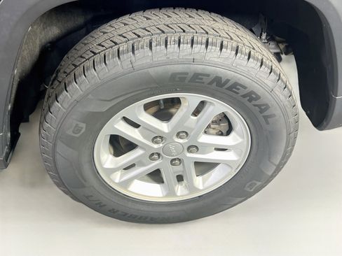 Used 2023 Jeep Grand Cherokee Laredo AWD/4WD image 28