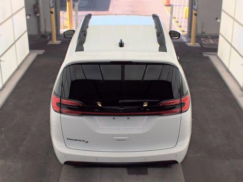 Used 2023 Chrysler Pacifica Touring-L w/ S Appearance Package FWD image 5
