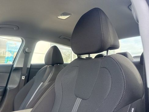 Certified 2025 Hyundai Elantra SE image 19