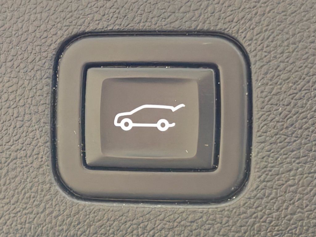 Used 2023 GMC Yukon XL Denali AWD/4WD image 41